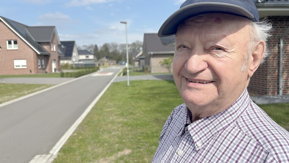 Vor ein paar Jahren ist ein kleines Baugebiet am Rebhuhnweg ausgewiesen worden. Die Bauplätze sind mittlerweile alle verkauft und bebaut worden, bis auf ein Grundstück. Jetzt fordert Flachsmeers Ortsbürgermeister Karl-Heinz Jesionek die Gemeinde Westoverledingen und die Verwaltung zum Handeln auf. Es soll ein neues Baugebiet ausgewiesen werden. Foto: Carsten Ammermann