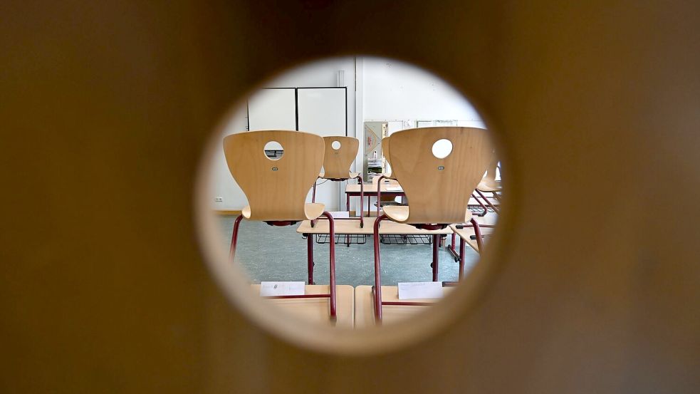 Nach dem Abbruch einer Projektwoche an einer Oberschule in der sächsischen Lausitz ermittelt die Polizei, ob im Klassenzimmer strafbare pornografische Inhalte gezeigt wurden. (Symbolbild) Foto: Arne Dedert