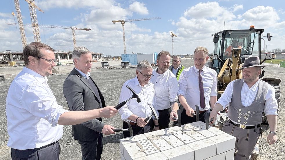 Halfen bei der Grundsteinlegung (von links): Klinik-Aufsichtsratsvorsitzender und Emder Oberbürgermeister Tim Kruithoff, Klinik-Geschäftsführer Dirk Balster, Landrat Olaf Meinen, die Landtagsabgeordneten Matthias Arends (Emden/Norden) und Wiard Siebels (Aurich). Foto: Aiko Recke