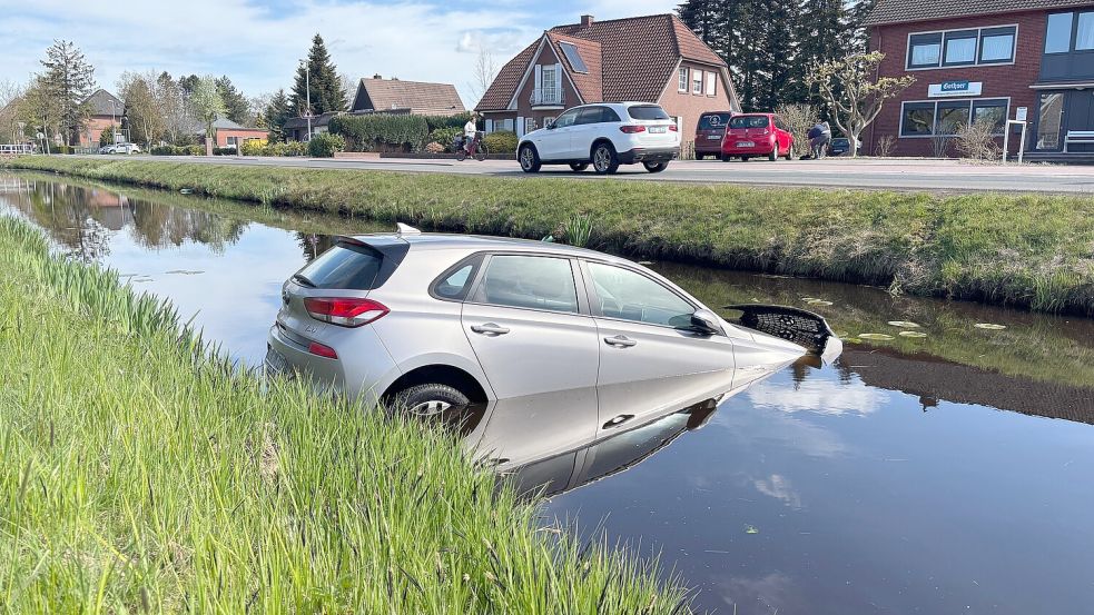 In Rhauderfehn landete ein Auto im Kanal. Foto: Marion Janßen