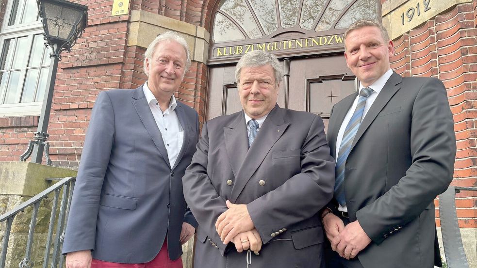 Feierte am Mittwoch, 15. April 2026, beim ostfriesischen Arbeitgeberverband „Silberhochzeit“: Frank Wessels (Mitte) vor dem Klub zum guten Endzweck in Emden. Neben ihm sind Hauptgeschäftsführer Jörg Thoma (rechts) und Gastredner Folker Hellmeyer, Chefvolkswirt bei der Netfonds AG, zu sehen. Foto: Martin Teschke