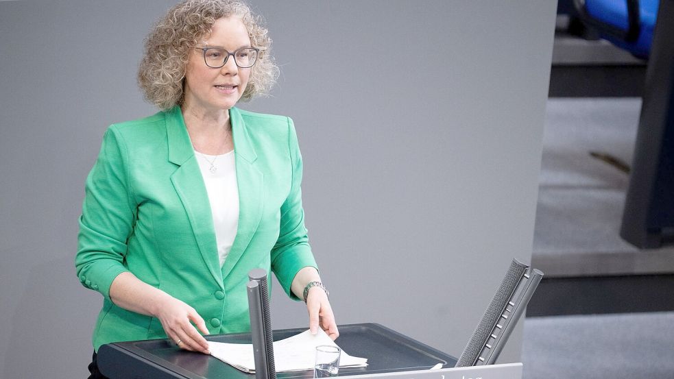 Die Grünen-Abgeordnete Julia Verlinden fordert ein Tempolimit auf Autobahnen zur Entlastung angesichts der hohen Spritpreise. (Archivbild) Foto: Sebastian Gollnow
