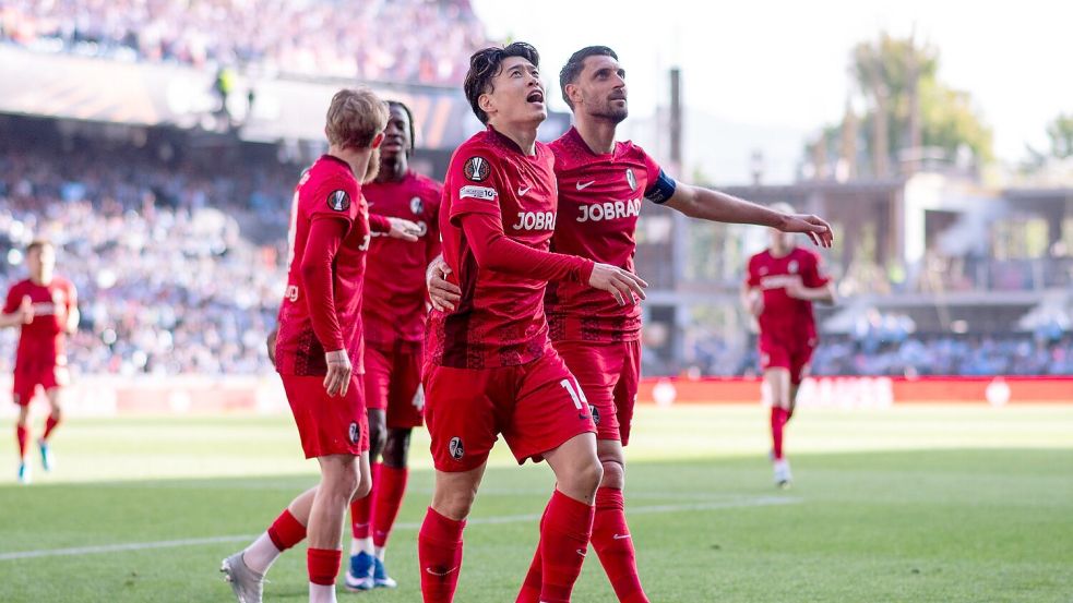 Doppeltorschütze für den SC: Yuito Suzuki (M.). Foto: Miguel Lemos