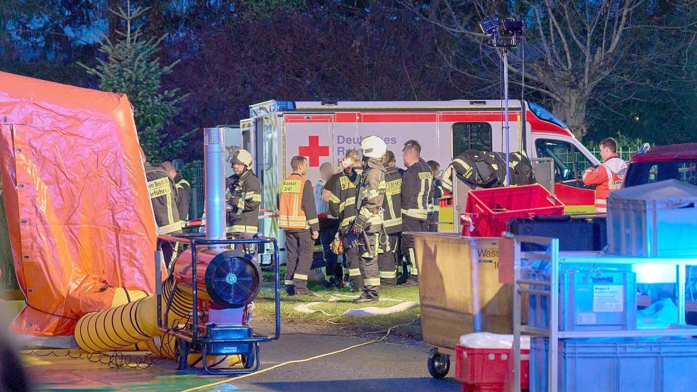 Einsatztkräfte sind im hessichen Runkel im Einsatz. Foto: Sascha Ditscher