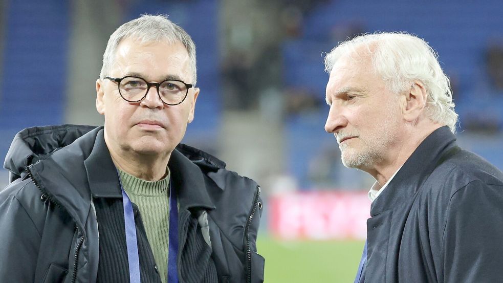 Andreas Rettig (l.) und Rudi Völler (r.) stehen vor einem Länderspiel auf dem Platz (Archivbild) Foto: Christian Charisius/dpa