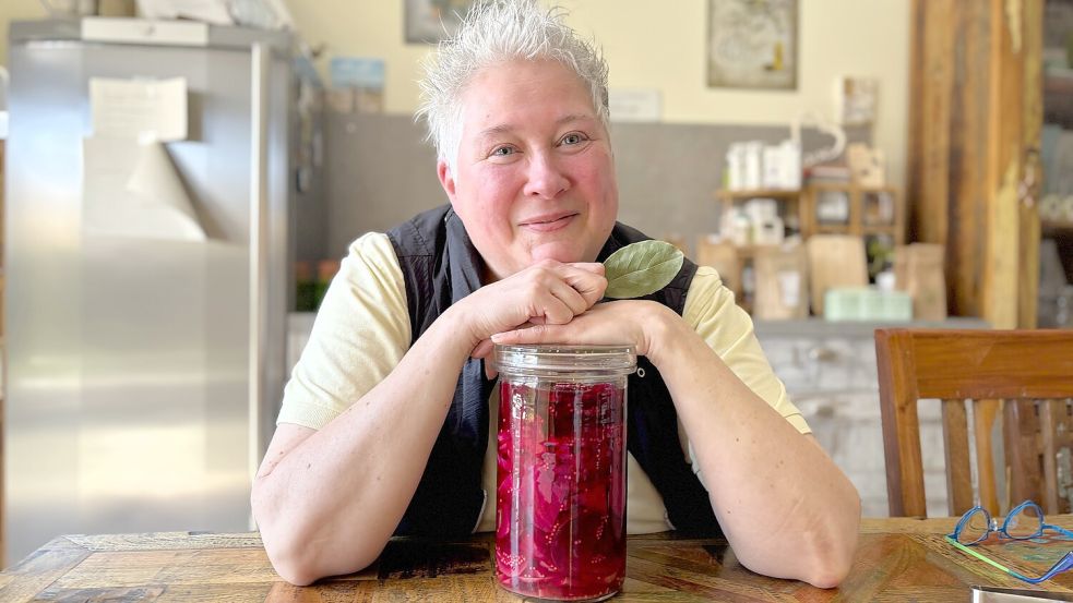 Anke Dahm experimentiert in ihrer Küche in Großefehn mit Dingen, die andere wegwerfen – wie Schalen, Stängel und Blätter. Foto: Nicole Böning