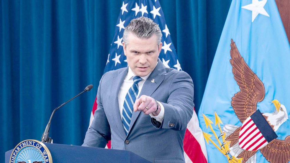 Pentagon-Chef Hegseth warnt den Iran. Foto: Kevin Wolf