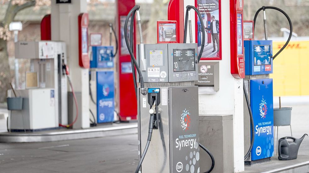 Die Talfahrt der Spritpreise dauert an. (Archivbild) Foto: Fabian Sommer/dpa