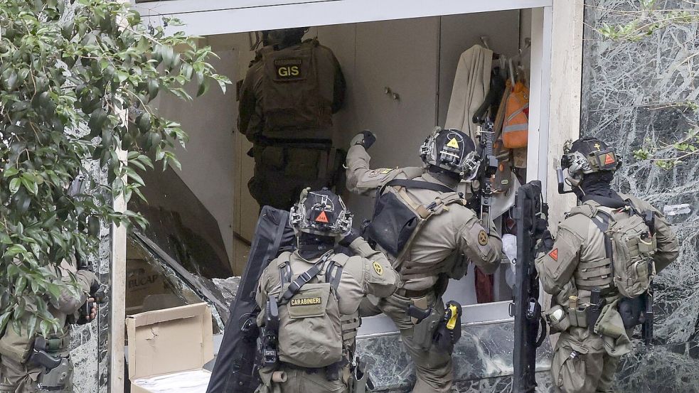 Eine Spezialeinheit der Carabinieri stürmt während eines Überfalls eine Bank in Neapel. Foto: Salvatore Laporta/Kontrolab