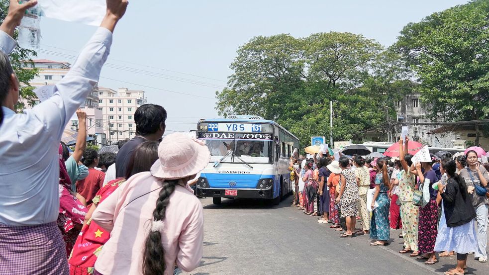 Vor dem Insein-Gefängnis warteten zahlreiche Angehörige. Foto: Thein Zaw