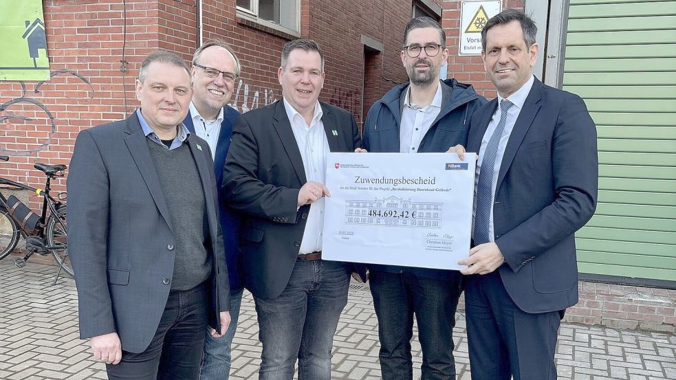 Marcus Aukskel, Olaf Wiltfang, Florian Eiben, Christian Pohl und Olaf Lies bei der Scheckübergabe. Foto: Timon Bülthuis