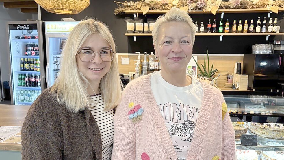 Claudia Mondorf (rechts) betreibt das Landliebe Café in Großwolde. Unterstützung bekommt sie von ihrem Team, in dem unter anderem ihre Tochter Nina Behrends mitwirkt. Fotos: Ute Nobel
