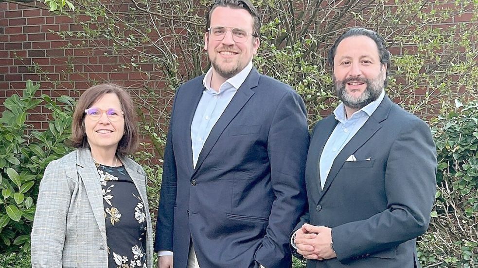 Kreisvorsitzende Christiane Priester von der SPD, Landratskandidat Alexander Baxmann (Mitte) und Kreisvorsitzender Yilmaz Mutlu von der FDP (von links). Foto: SPD/FDP