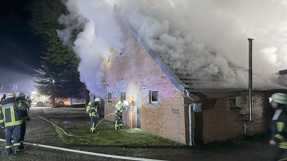 Dichter Rauch drang aus dem Gebäude. Foto: Feuerwehr