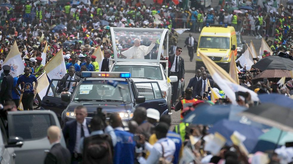 Papst Leo XIV. feiert in Kamerun die bislang größte Messe seiner Amtszeit. Foto: Andrew Medichini