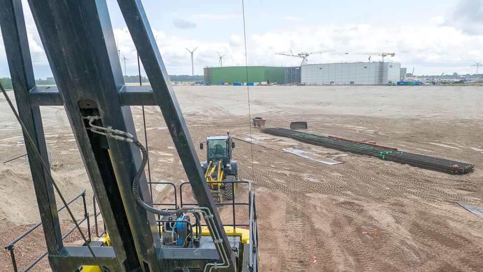 So sah es in Emden im Juli 2025 aus: der Baugrund für eine Wasserstoff-Produktionsanlage. Der Oldenburger Energieversorger EWE plant auf der Fläche einen Elektrolyseur zu bauen, die derzeit wohl größte Anlage dieser Art in Deutschland. Foto: Sina Schuldt/dpa/Archiv