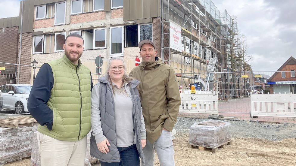 Die Pläne für die künftige Nutzung des ehemaligen Gebäudes der Sparkasse Emsland am alten Marktplatz in Aschendorf erläuterten Josef Davul (l.), Marina Radtke und Henrik Sürken. Fotos: Gerd Schade