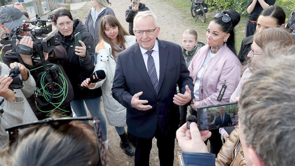 Mecklenburg-Vorpommerns Umweltminister Till Backhaus (SPD) gibt dem Wal jetzt eine Chance. Wochenlang war er anderer Meinung. Foto: Bernd Wüstneck