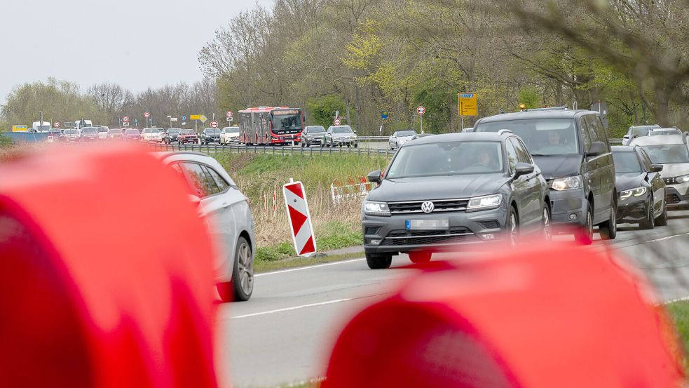 Der Verkehr staute sich am Donnerstag schon ordentlich. Foto: Klaus Ortgies/Archiv