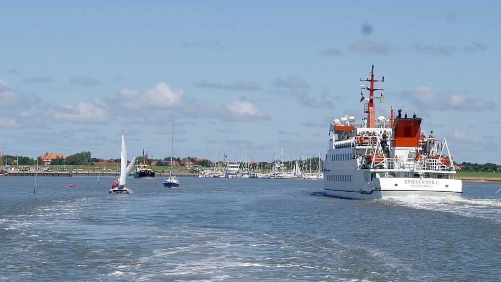 Eine Spiekeroog-Fähre vor der Ankunft im Inselhafen. Foto: Nordseebad Spiekeroog GmbH