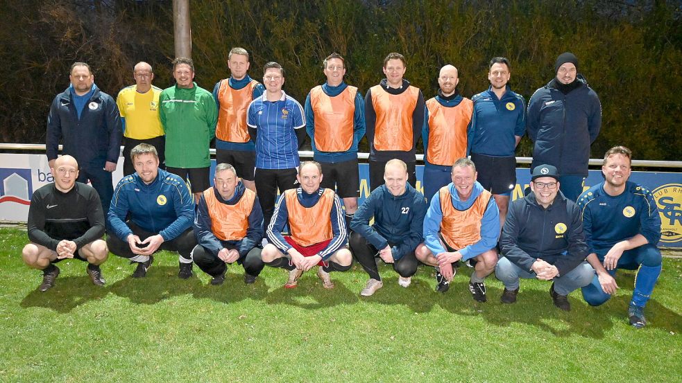 Die Ü40-Mannschaft der Langholter Allstars trainiert derzeit fleißig für das Benefizspiel gegen die Werder-Legenden am 15. Mai. Das Foto zeigt einen Teil des 26 Spieler umfassenden Kaders: Foto: Holger Weers