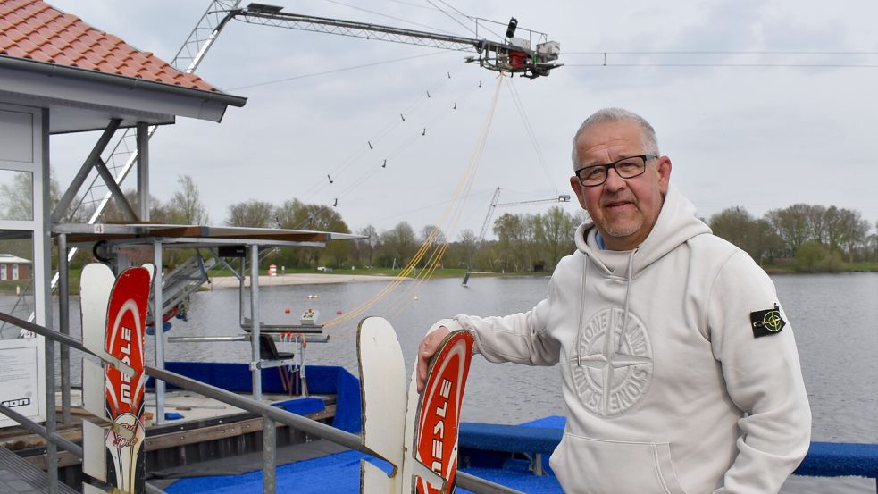 Der Vorsitzende des Wassersportclubs, Frank Junker, steht an der modernisierten Wasserski- und Wakeboardanlage. Fotos: Henrik Zein