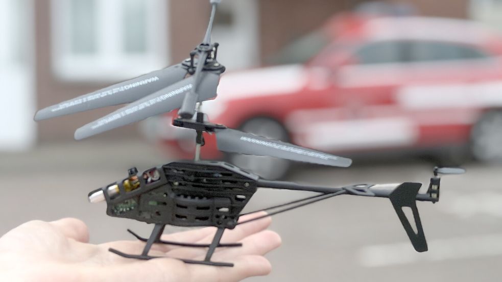 Ein Zehnjähriger nahm all seinen Mut zusammen und bat die Norder Feuerwehr um Unterstützung bei der Bergung seines Hubschraubers. Foto: Feuerwehr Norden/Thomas Weege