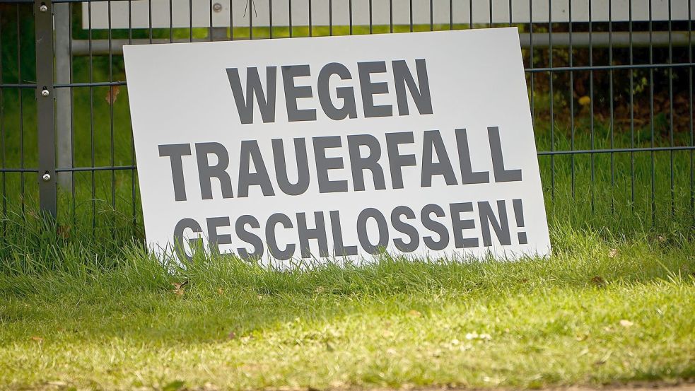 Nach dem folgenschweren Arbeitsunfall mit drei Toten und zwei lebensgefährlich Verletzten bleibt die Lederfabrik geschlossen. Foto: Sascha Ditscher