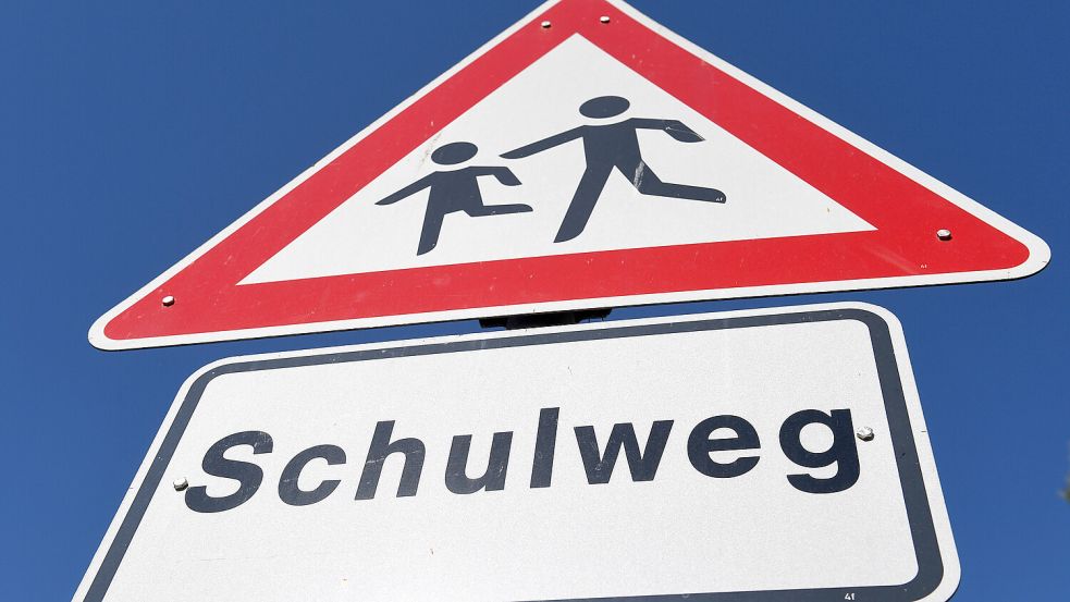 Mit Schildern wie diesem soll demnächst auch an der Von-Jhering-Straße auf den Standort des Gymnasiums hingewiesen werden. Foto: dpa