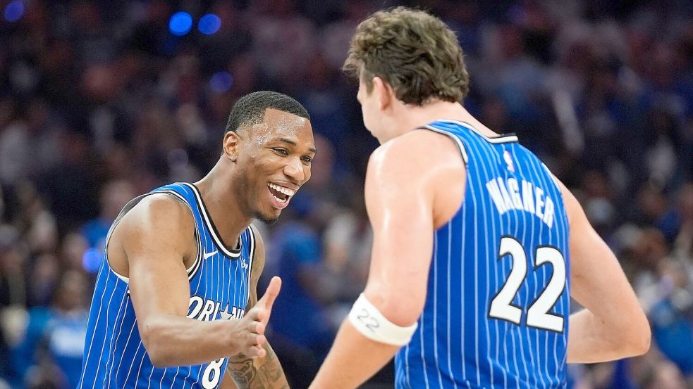 Franz Wagner (r) erzielte für die Orlando Magic als zweitbester Scorer 18 Punkte gegen die Charlotte Hornets. Foto: John Raoux/AP/dpa