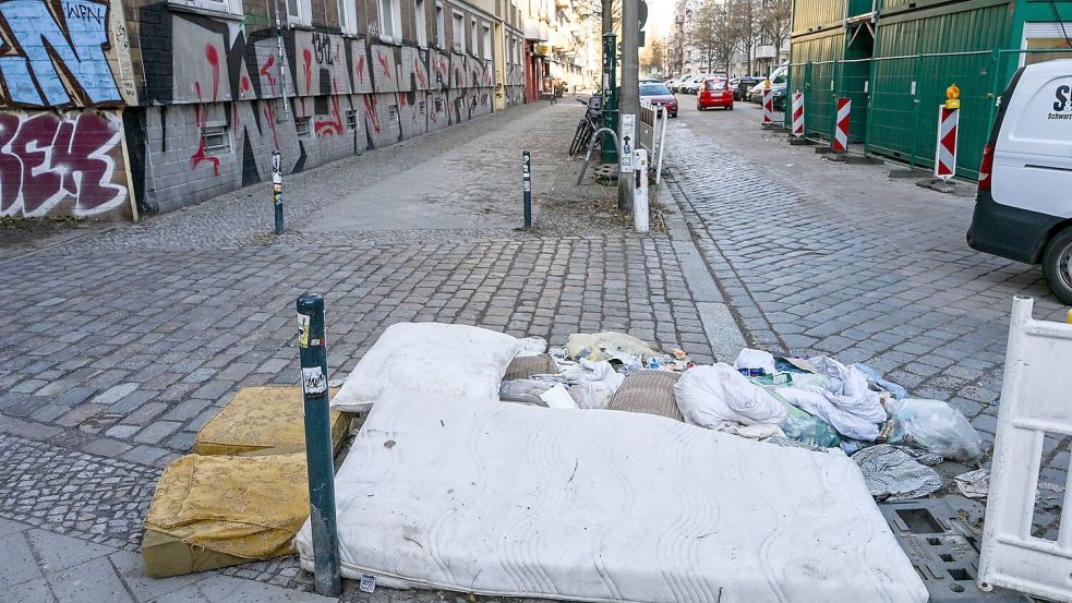 Kein schöner Anblick: Alte Matratzen und Müll liegen in einer Straße im beliebten Partybezirk Friedrichshain. Foto: Jens Kalaene