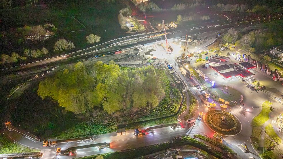 Nachts wurden große Betonbauteile für die neue Brücke an der A30 bei Ibbenbüren von der Firma Echterhoff eingesetzt. Foto: Sebastian Dannenberg