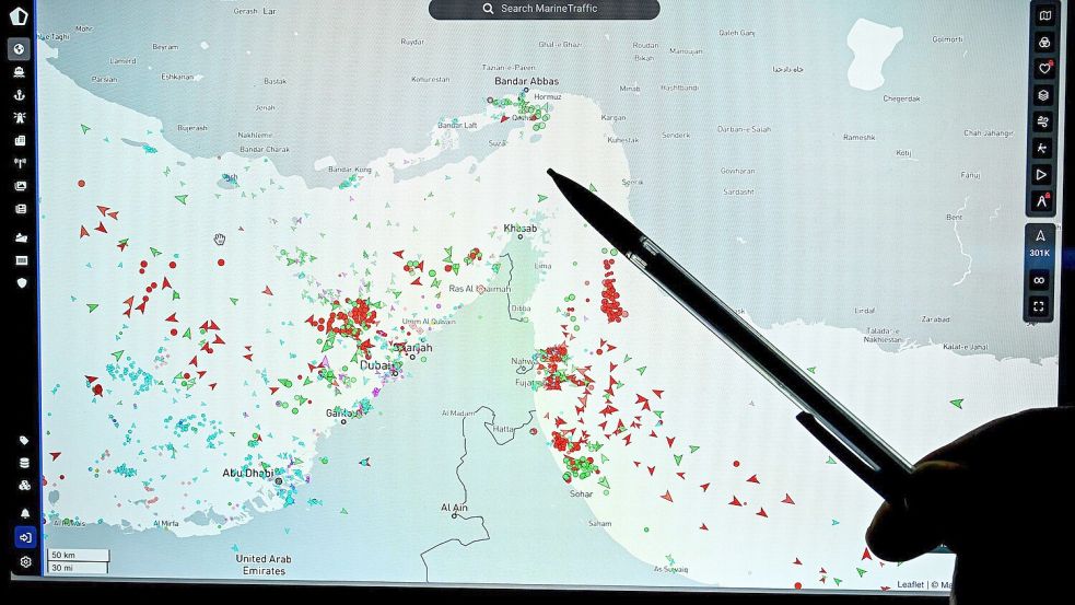 Deutsche Reeder sehen sichere Passage durch Straße von Hormus nicht gegeben. (Archivbild) Foto: Julien De Rosa/AFP/dpa