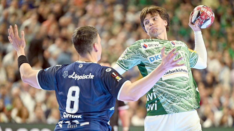 Füchse-Nationalspieler Nils Lichtlein setzt zum Wurf gegen Lemgos Frederik Simak an Foto: Federico Gambarini