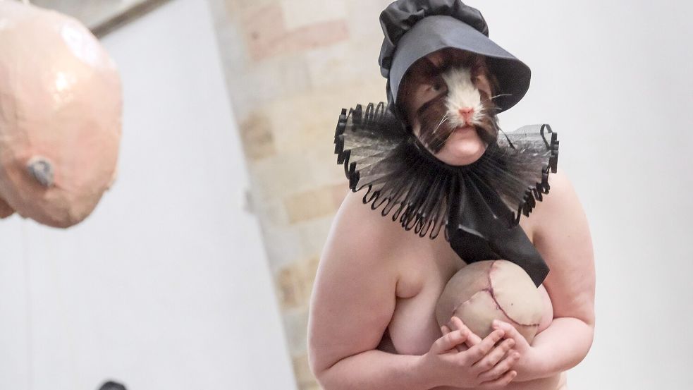 Nackte Frauen und ironische Choräle: Damit konfrontierte Sophia Süßmilch vor zwei Jahren in der Kunsthalle das Osnabrücker Publikum. Hat sie damit die Kunstfreiheit missbraucht? Foto: Thomas Osterfeld