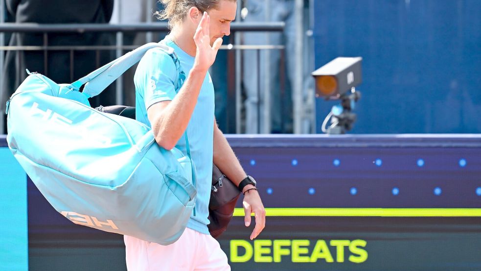 Alexander Zverev verabschiedet sich nach seiner Halbfinalniederlage vom Publikum in München. Foto: Sven Hoppe