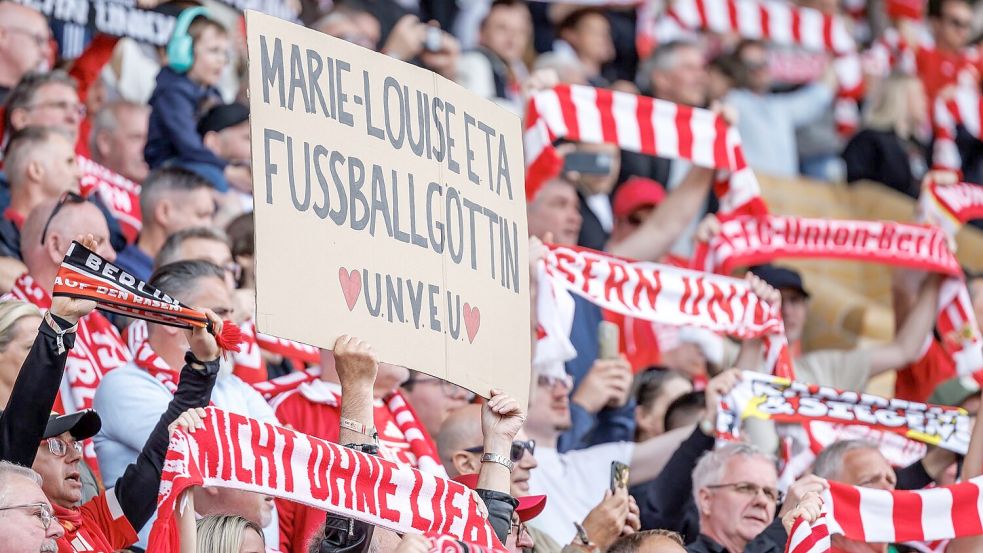 Die Union-Fans begrüßten „Fußballgöttin“ Marie-Louise Eta. Foto: Andreas Gora