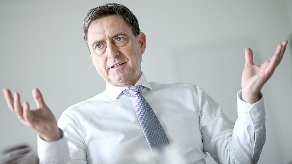 Wirft Ärzten und Kliniken vor, Horrorszenarien an die Wand zu malen: Der Vorstandsvorsitzender des GKV-Spitzenverbandes, Oliver Blatt. Foto: dpa/Britta Pedersen