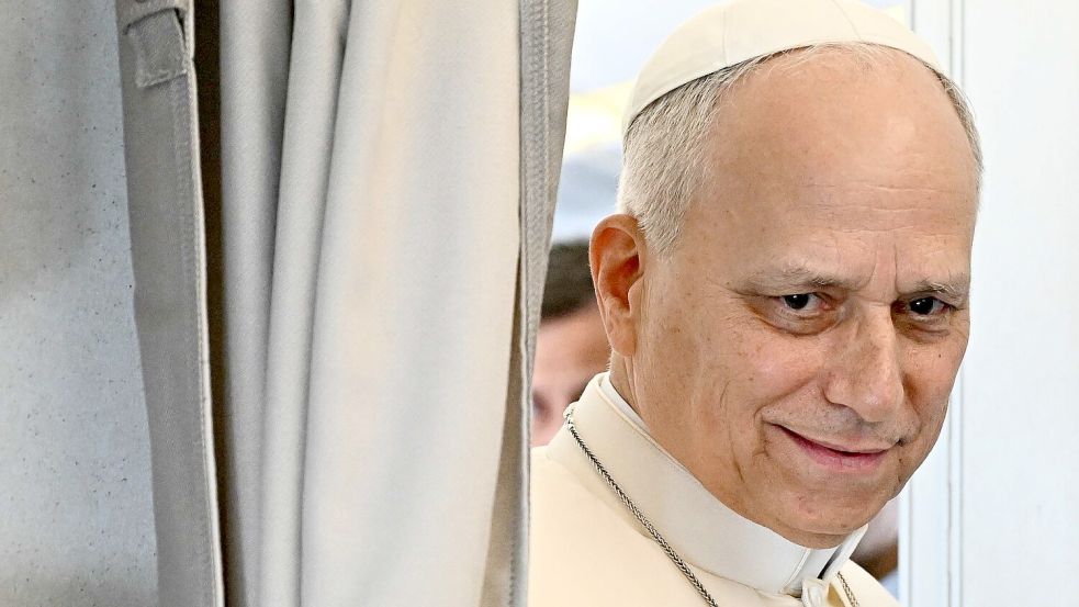Papst Leo äußert sich im Flugzeug vor Journalisten. Foto: Luca Zennaro/Ansa Pool via AP/dp
