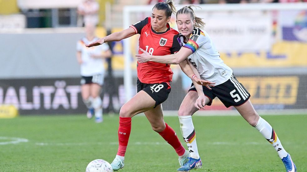 DFB-Kapitänin Janina Minge (r) weiß sich nur mit einer Notbremse gegen Julia Hickelsberger zu helfen. Foto: Expa/ Reinhard Eisenbauer