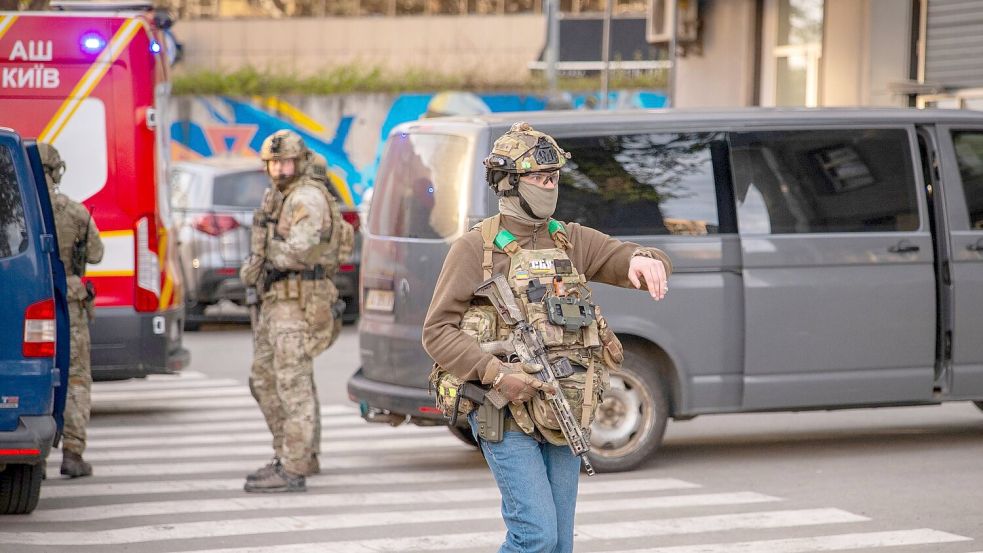 Polizeikräfte sperren zum Schutz von Zivilisten eine Straße in Kiew bei einer Schießerei - allerdings sollen sich Berichten zufolge nicht alle Beamten so professionell verhalten haben. Foto: Dan Bashakov