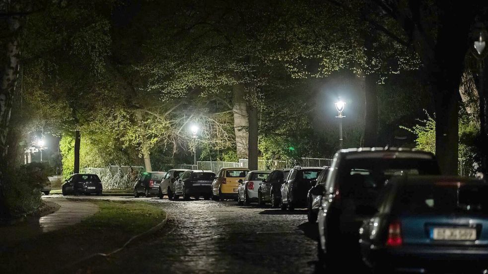 Der Kirchweg im Berliner Ortsteil Nikolassee ist bei einem Stromausfall weitgehend dunkel, da nur die Gaslaternen noch Licht spenden. Foto: Christoph Soeder/dpa