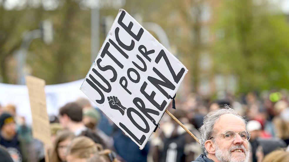 Demonstranten forderten bei der Kundgebung Gerechtigkeit und Aufklärung. Foto: Izabela Mittwollen