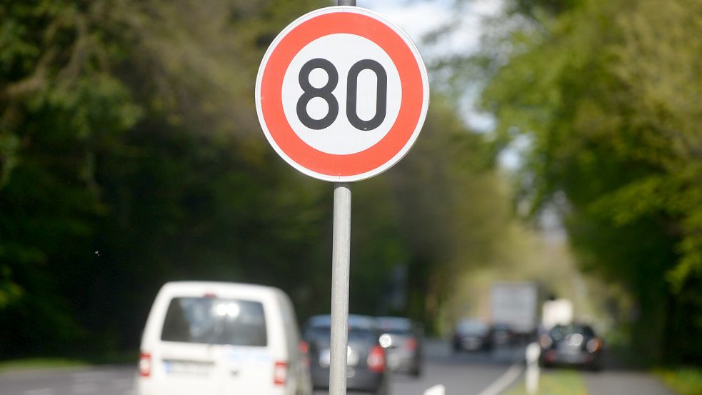 Diese Verkehrsschilder könnten bald obsolet werden. Geht es nach einigen Verbänden soll außerorts bald nur noch Tempo 80 erlaubt sein. Das soll die Sicherheit auf Landstraßen verbessern. Foto: IMAGO/Funke Foto Services