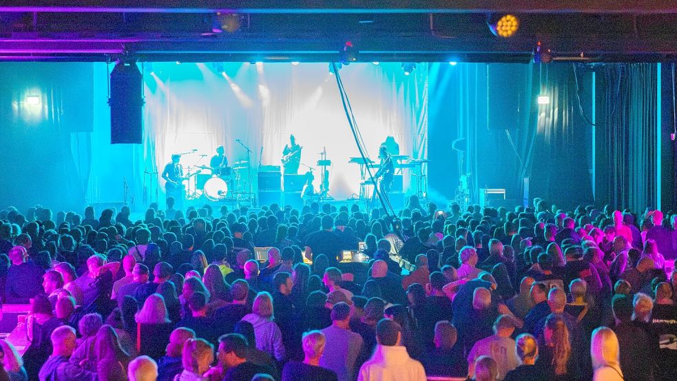 Eröffnung mit 800 Gästen: Mit einem Konzert von Drangsal ist der diesjährige Popsalon gestartet. Foto: Leon Randel