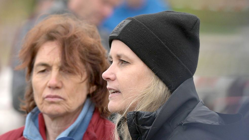 Tierärztin Janine Bahr-van Gemmert und Constanze von der Meden von der privaten Rettungsinitiative für den gestrandeten Wal in der Ostsee sind optimistisch, dass ihre Aktion gelingen wird. Foto: Stefan Sauer
