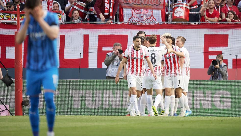 Jubel über die Führung: die Spieler des SC Freiburg. Foto: Philipp von Ditfurth
