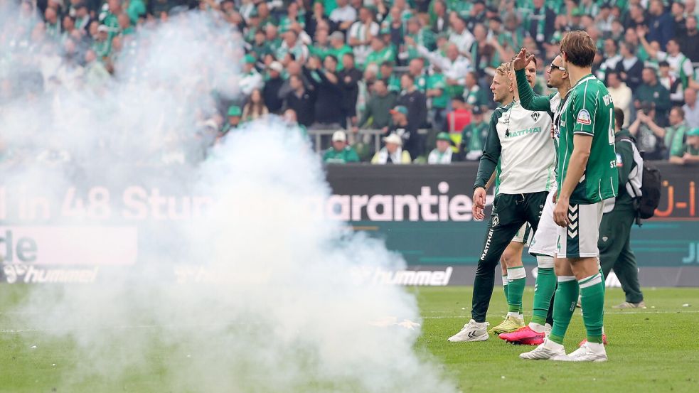 Vor und nach dem Spiel wurden aus dem HSV-Block Leuchtraketen auf das Spielfeld geschossen, die TV-Übertragung wurde zwischenzeitlich unterbrochen. Foto: nordphoto GmbH / Tauchnitz