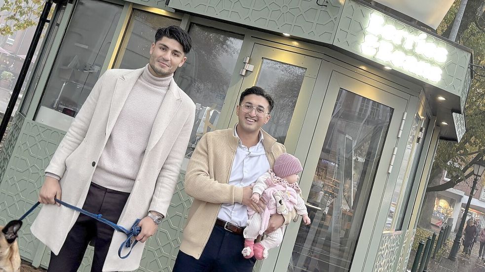 Tolga Öztürk (links) und Halil Kalmaz im November 2025 mit Töchterchen Arin vor dem „Berries & Beans“. Fotos: Stephanie Schuurman/Archiv