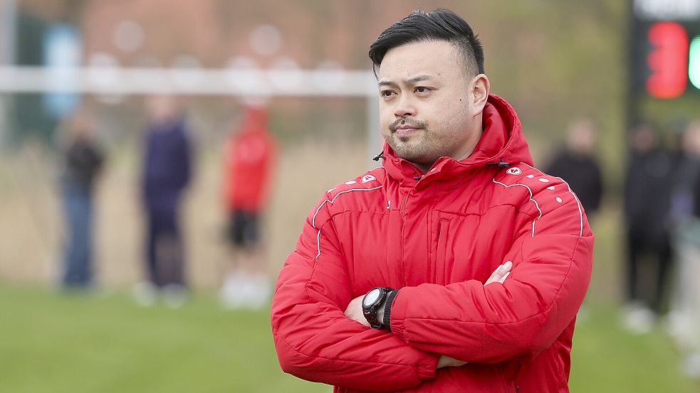 Großefehns Trainer Bi Le Tran kassierte nach der ersten Saison-Niederlage direkt die nächste. Foto: Jens Doden, Emden